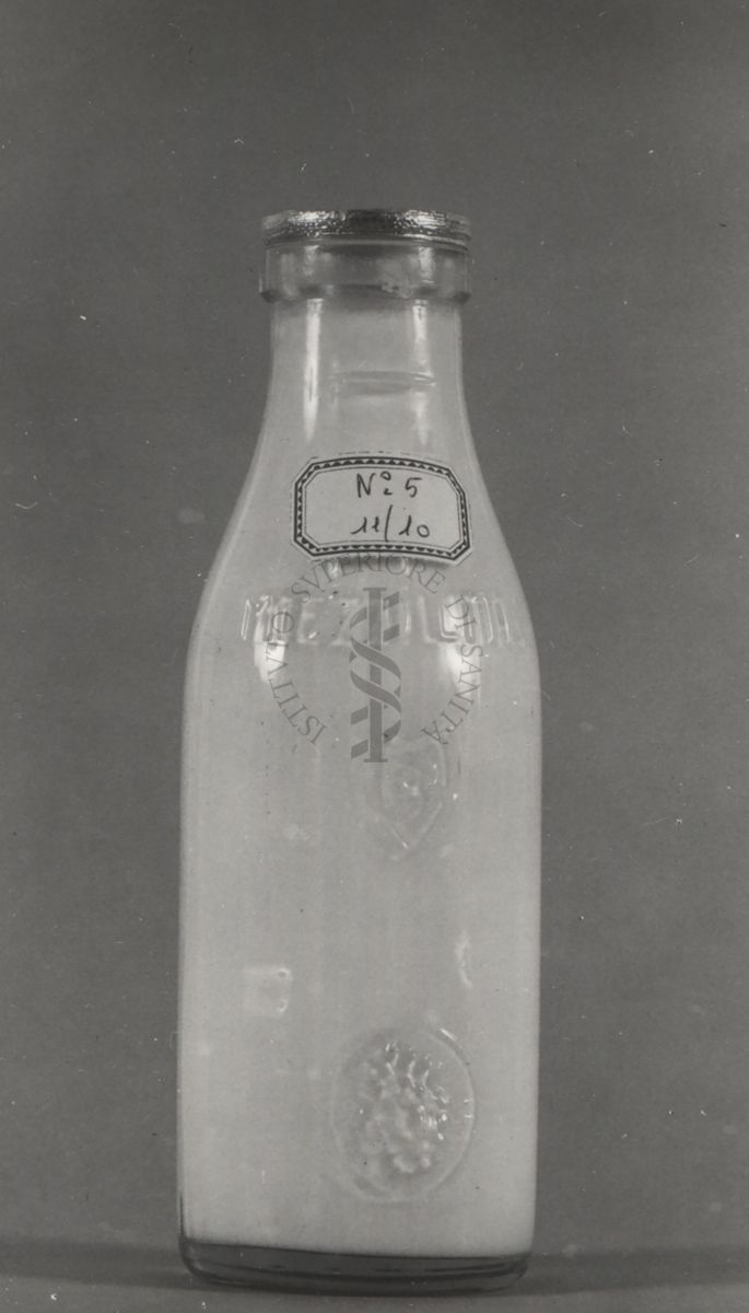 Bottiglia di latte prelevata presso una latteria e fotografata con particolare riguardo alla capsula di chiusura (bottiglia n. 5)