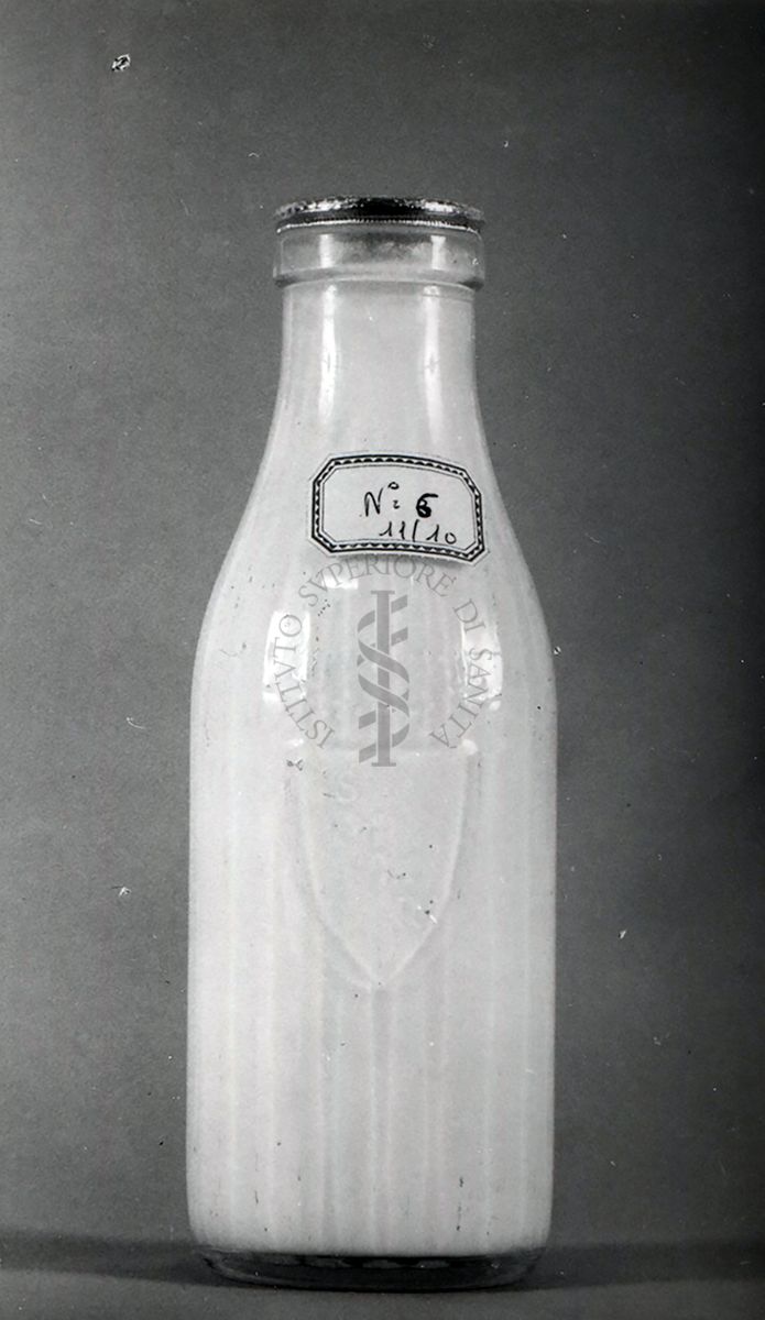 Bottiglia di latte prelevata presso una latteria e fotografata con particolare riguardo alla capsula di chiusura (bottiglia n. 6)