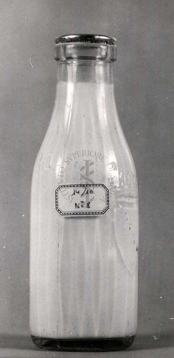 Bottiglia di latte prelevata presso una latteria e fotografata con particolare riguardo alla capsula di chiusura (bottiglia n. 8)
