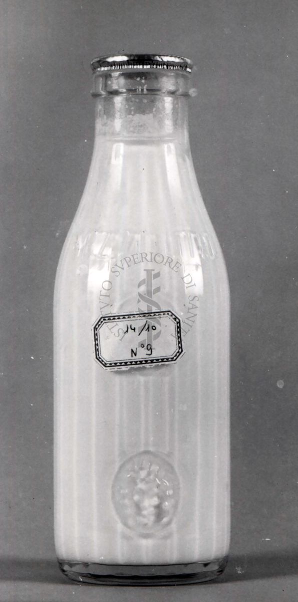 Bottiglia di latte prelevata presso una latteria e fotografata con particolare riguardo alla capsula di chiusura (bottiglia n. 9)