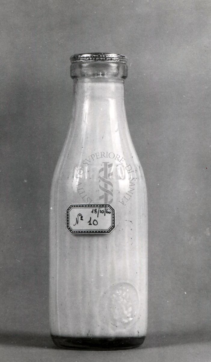 Bottiglia di latte prelevata presso una latteria e fotografata con particolare riguardo alla capsula di chiusura (bottiglia n. 10)
