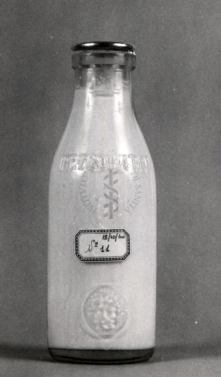 Bottiglia di latte prelevata presso una latteria e fotografata con particolare riguardo alla capsula di chiusura (bottiglia n. 11)