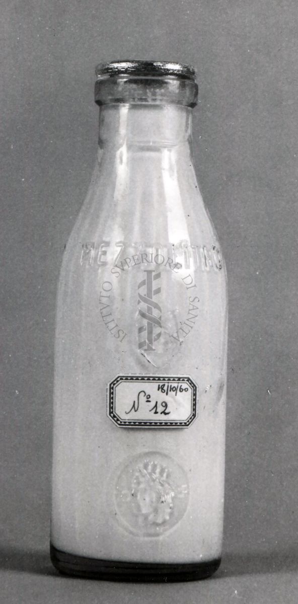 Bottiglia di latte prelevata presso una latteria e fotografata con particolare riguardo alla capsula di chiusura (bottiglia n. 12)