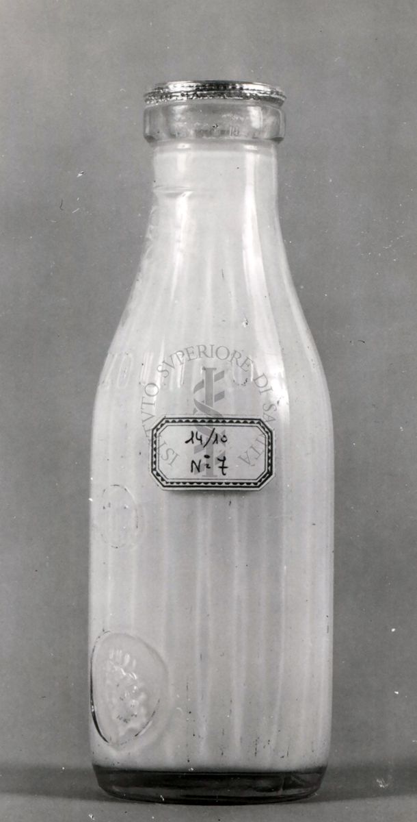 Bottiglia di latte prelevata presso una latteria e fotografata con particolare riguardo alla capsula di chiusura (bottiglia n. 7)