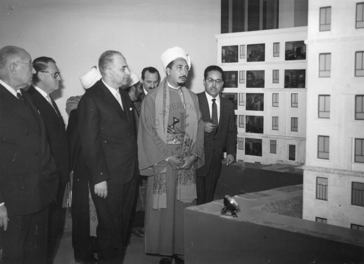 Il principe dello Yemen e il suo seguito, accompagnati dal Prof. Domenico Marotta (il primo da sinistra), visitano un locale in cui è collocato il plastico dell'Istituto Superiore di Sanità