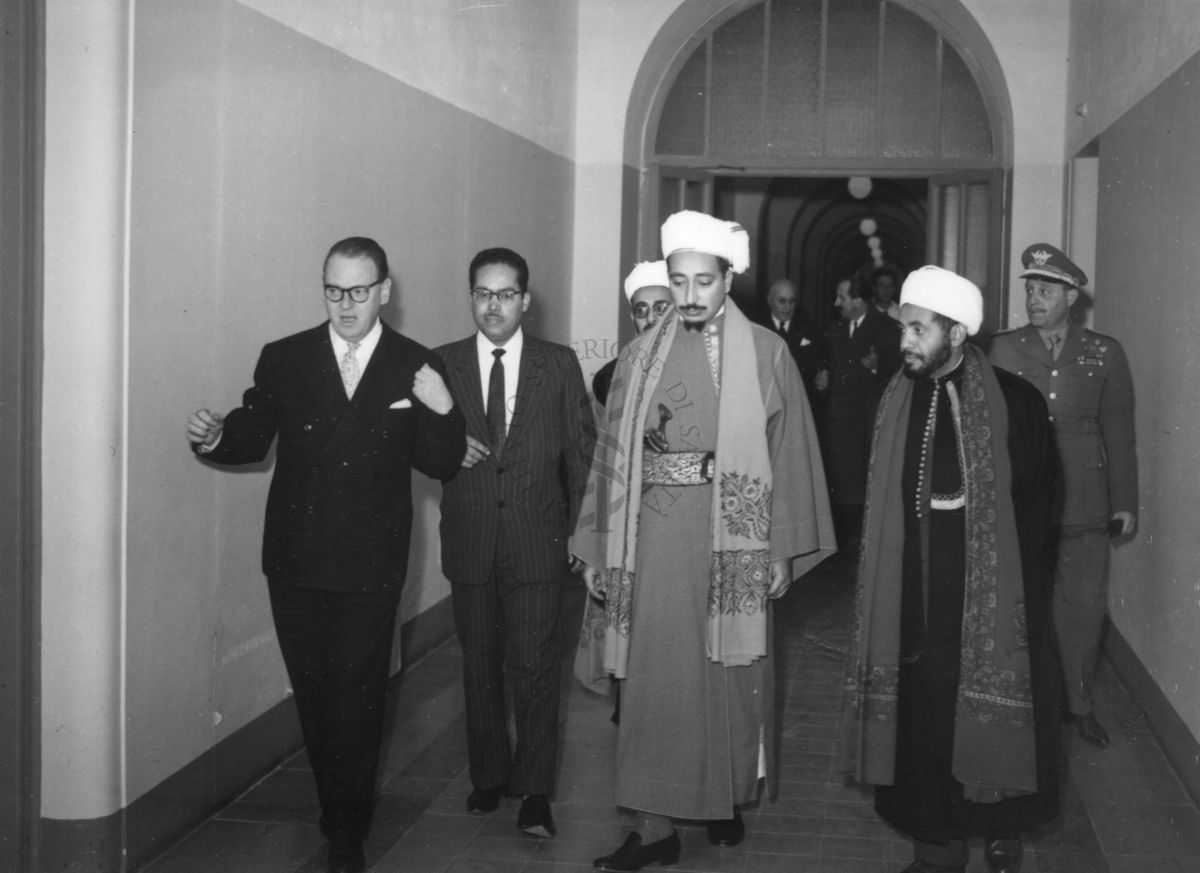 Il principe dello Yemen e il suo seguito transitano in un corridoio dell'edificio centrale dell'Istituto Superiore di Sanità