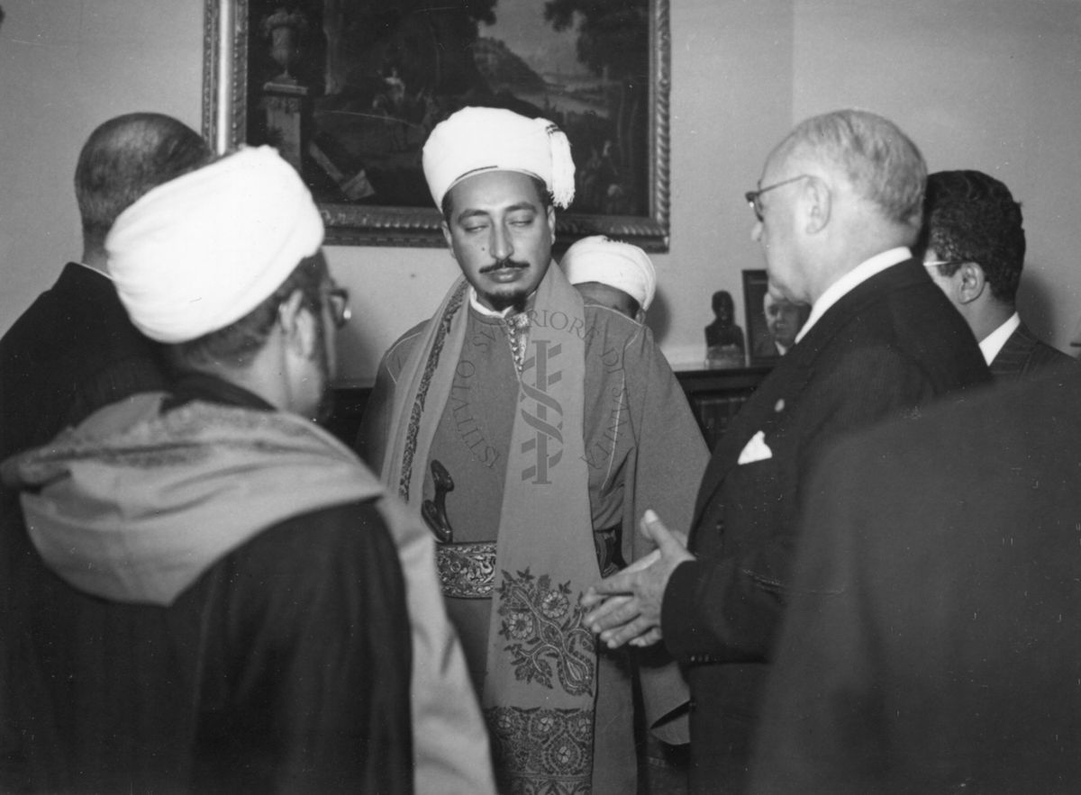 Il principe dello Yemen e il suo seguito si intrattengono in Direzione, nella stanza del Prof. Domenico Marotta (il secondo di fianco a destra)