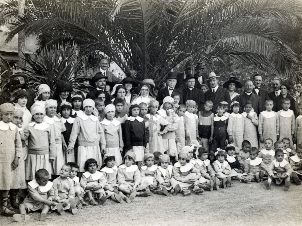 Foto di gruppo di alla festa della vendemmia nella Colonia Antimalarica "Bartolomeo Gosio"