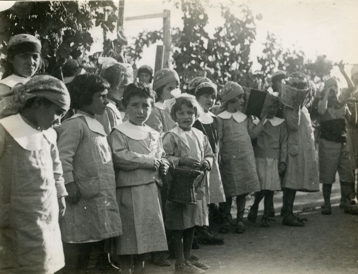 Bambini alla festa della vendemmia nella Colonia Antimalarica "Bartolomeo Gosio"