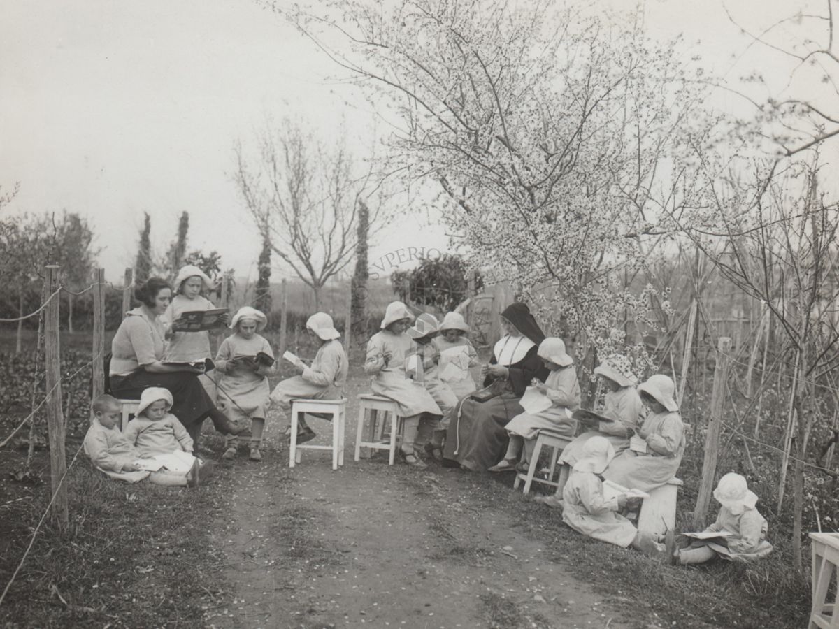Lavori domestici e lettura all'aperto nella Colonia Antimalarica "Bartolomeo Gosio"