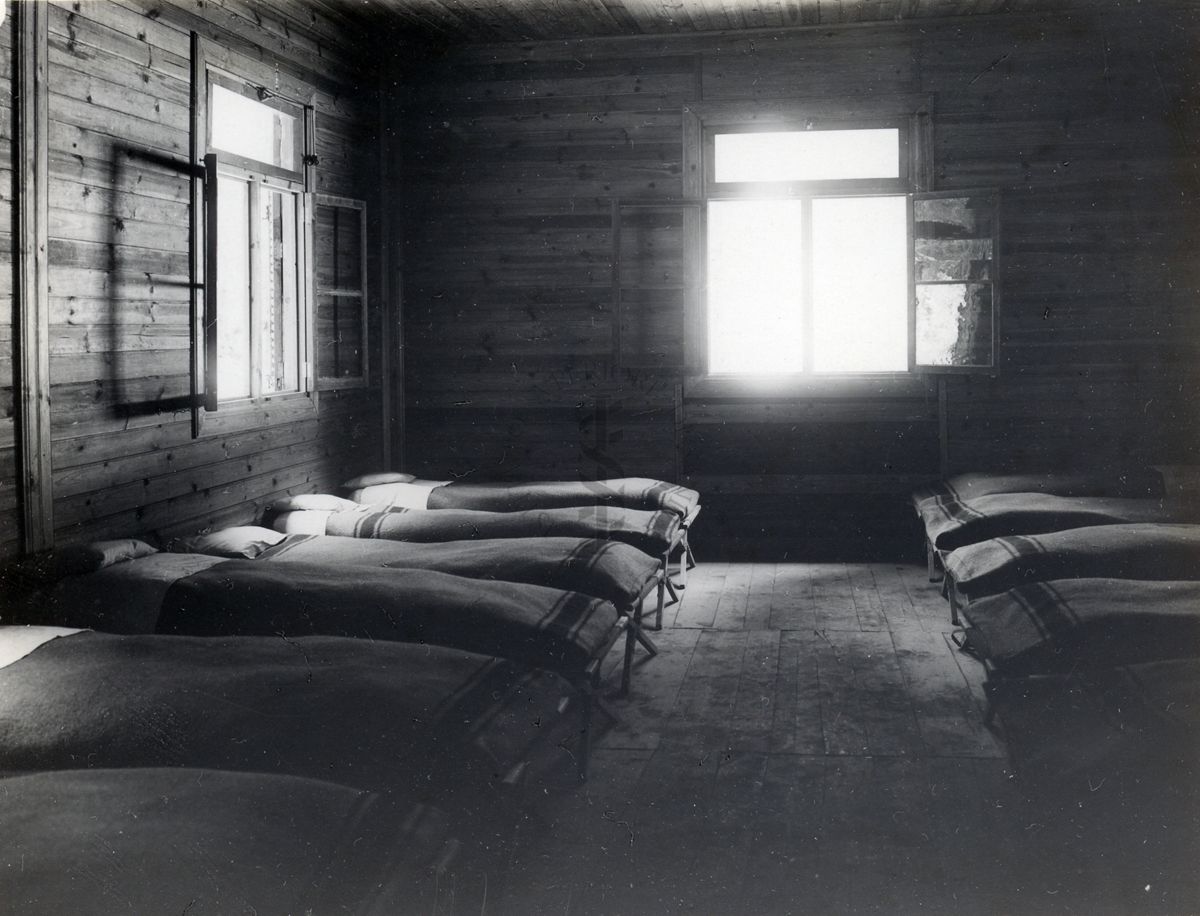 Interno di un dormitorio della Colonia Antimalarica "Silana"