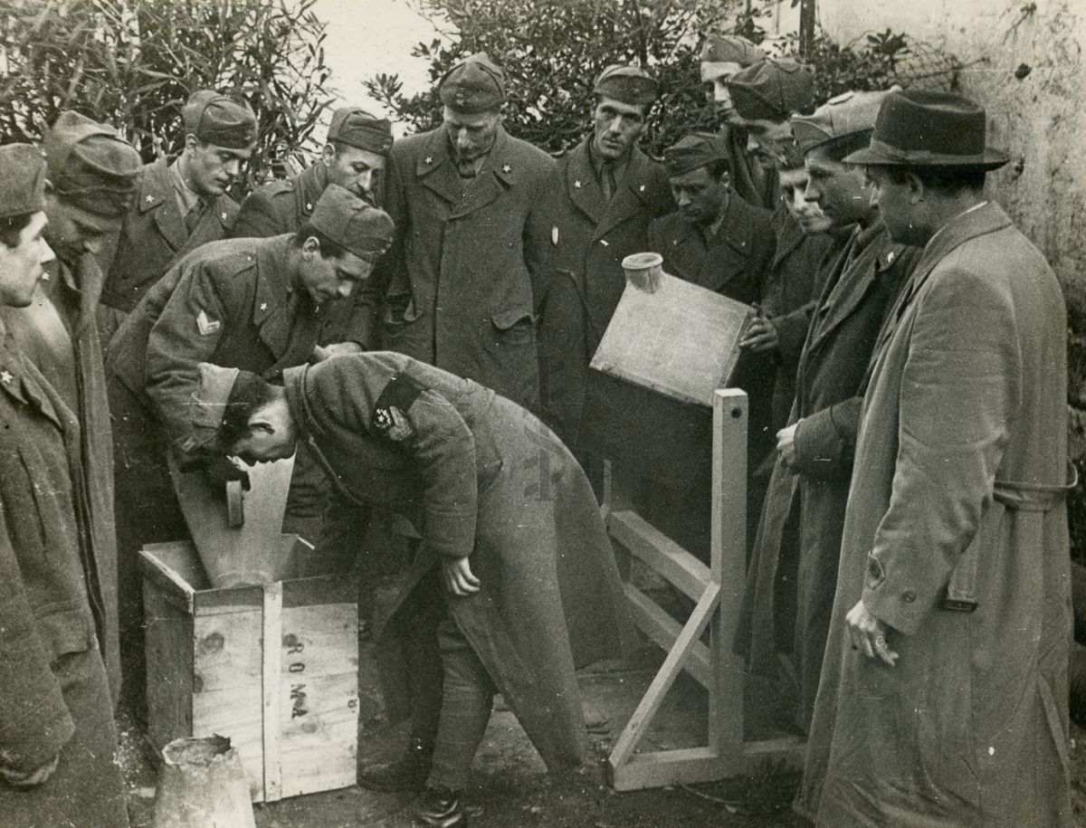 Esercitazione di preparazione e spargimento del Verde di Parigi da parte dei partecipanti al Corso di Malariologia per il R° Esercito