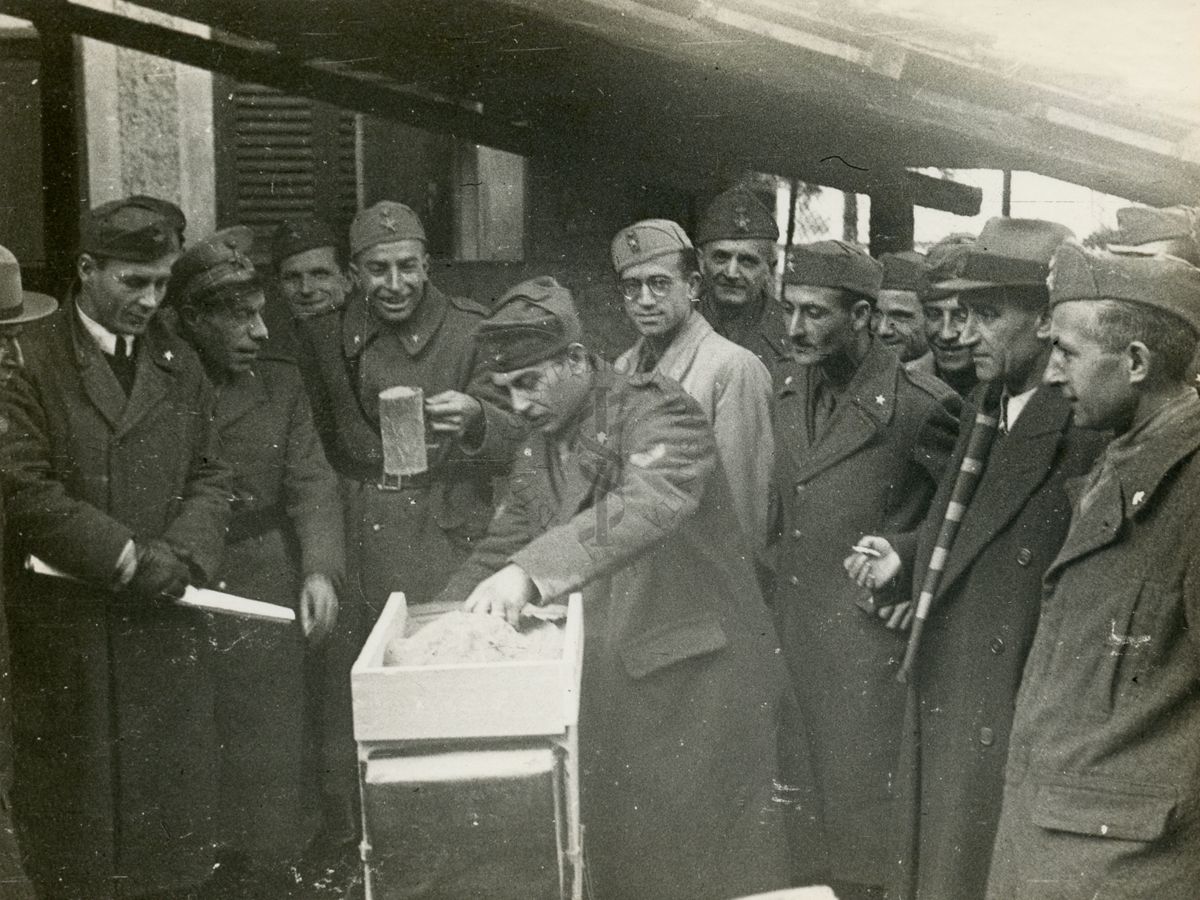 Esercitazione di preparazione e spargimento del Verde di Parigi da parte dei partecipanti al Corso di Malariologia per il R° Esercito