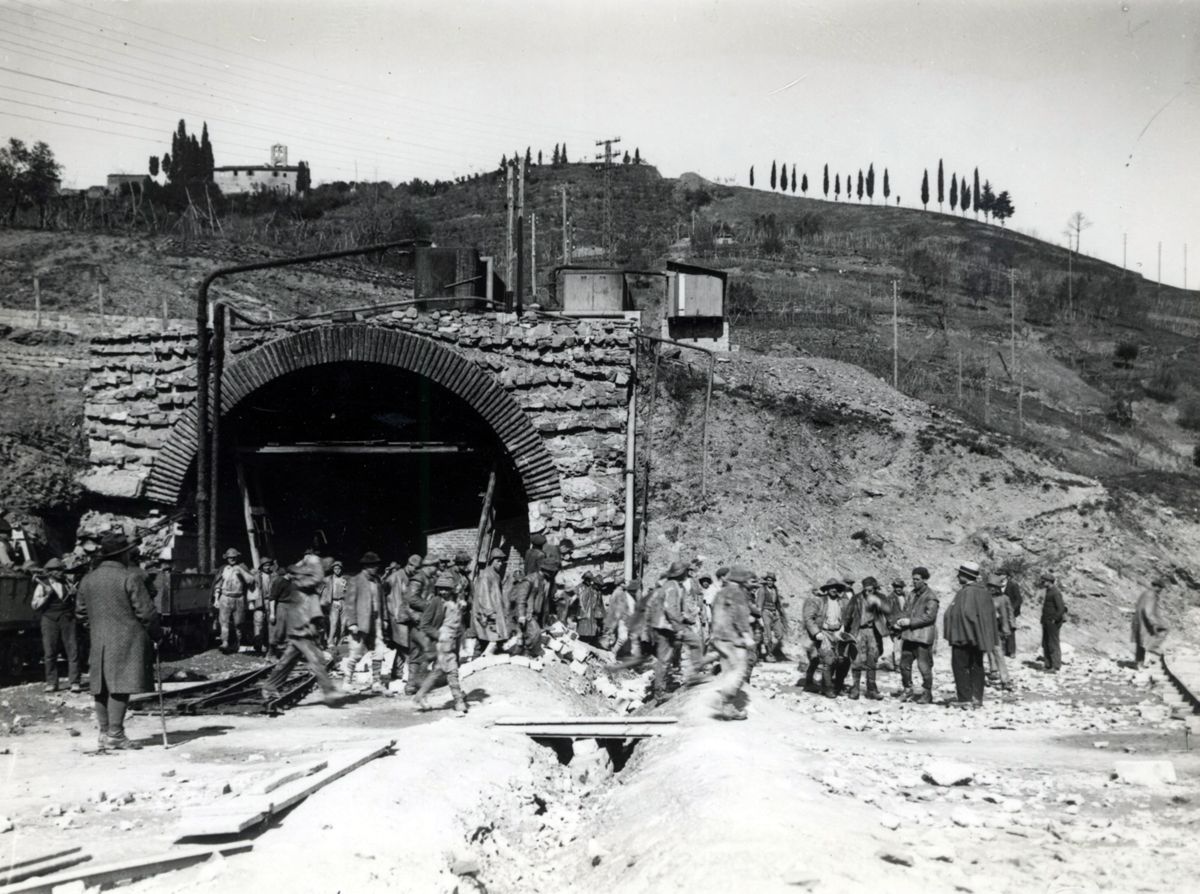 Direttissima Firenze-Bologna: cantiere di Vernio. Uscita degli operai dalla galleria e loro avviamento ai bagni alle docce e ai lavandini