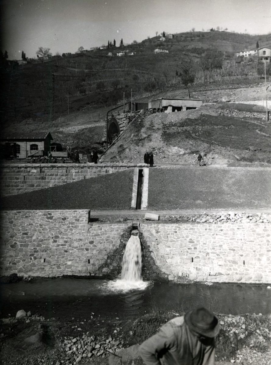 Direttissima Firenze-Bologna: cantiere di Vernio. Scarico dell'acqua della galleria nel rio Fiumenta