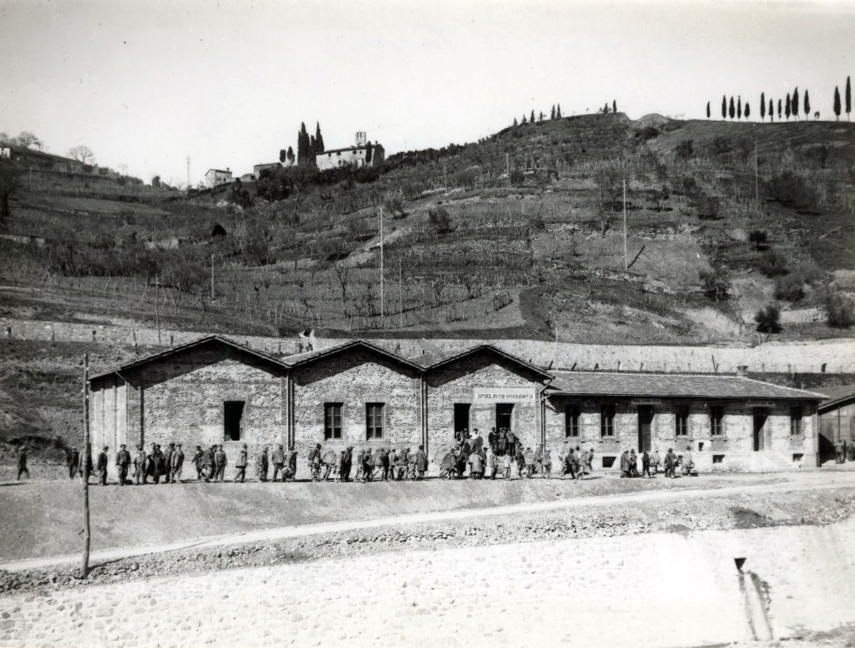 Direttissima Firenze-Bologna: cantiere di Vernio. Locale bagni, docce e lavandini