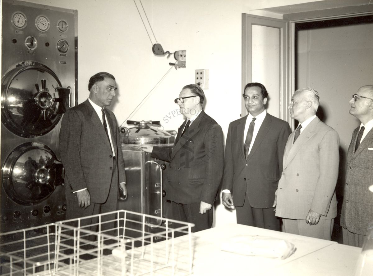 Il Ministro della Sanità del Pakistan e l'ambasciatore visitano l'Istituto Superiore di Sanità; in questa foto il Prof. Giuseppe Penso illustra il funzionamento delle autoclavi in presenza del Prof. Giuseppe Russo (in abito chiaro)