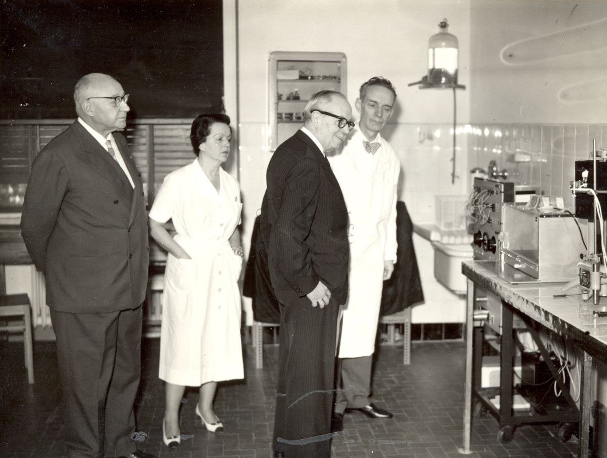 Il Prof. Bernard Houssay visita il laboratorio di Chimica Terapeutica, accompagnato dal Prof. Daniel Bovet (a destra) e dalla Dr.ssa Filomena Nitti ed il Prof. Domenico Marotta (a sinistra)