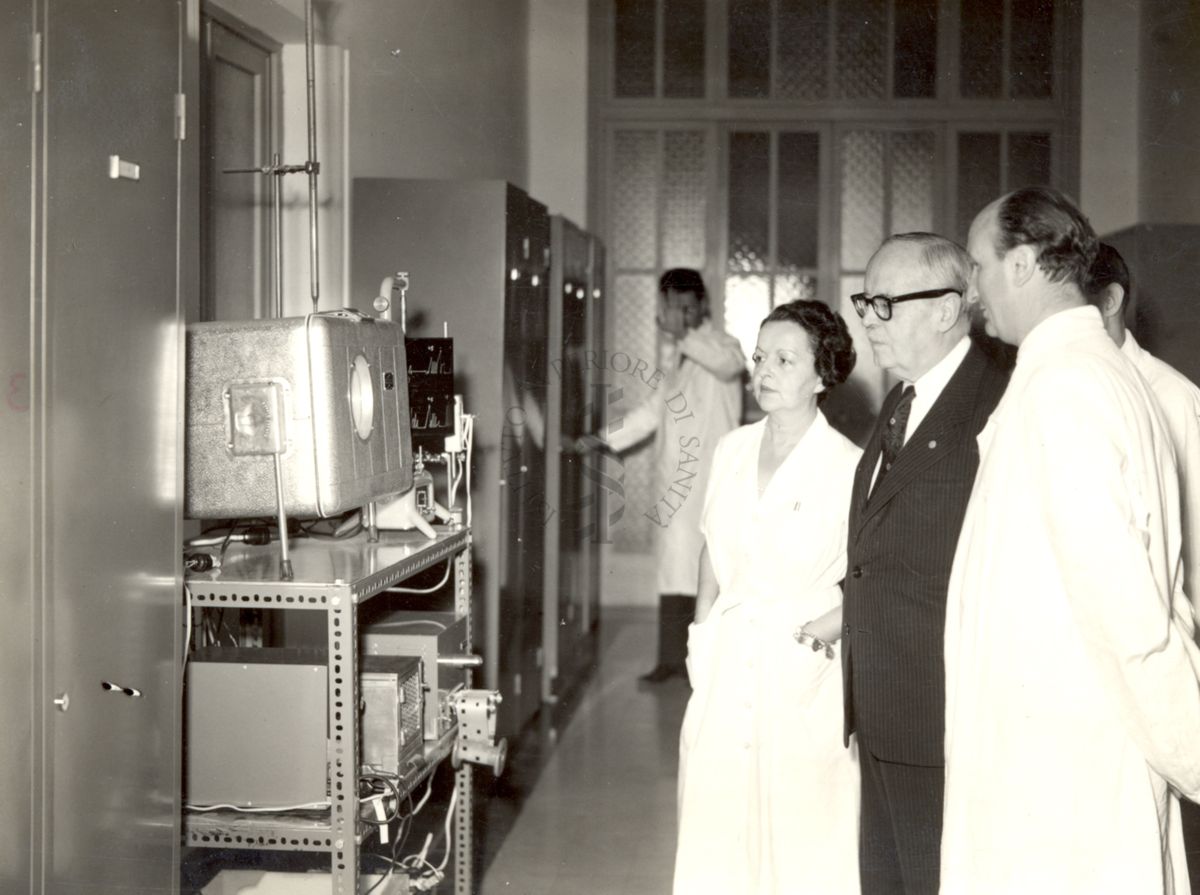 Il Prof. Bernard Houssay osserva uno strumento del laboratorio di Chimica Terapeutica accompagnato dalla Dr.ssa Filomena Nitti (a sinistra) e dal Dr. GianLuigi Gatti