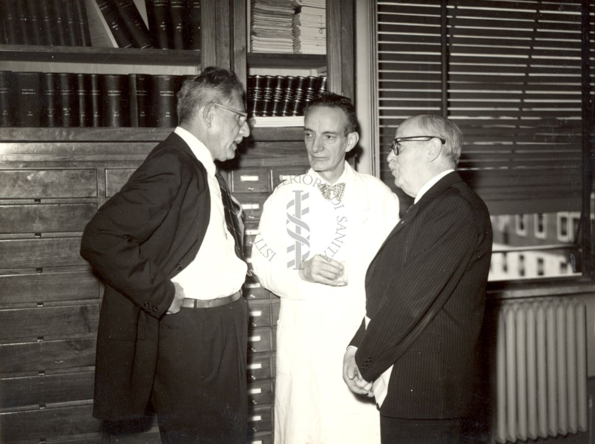 Il Prof. Bernard Houssay (a destra) visita l'Istituto Superiore di Sanità; nella foto conversa con il Prof. Daniel Bovet (al centro) e con un altra persona non identificata