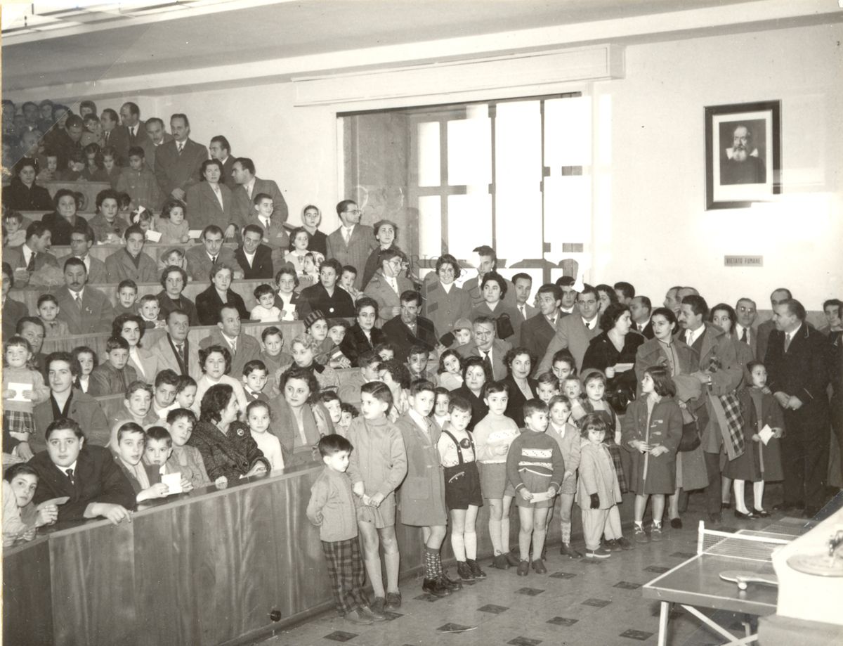 aula piena di bambini in occasione dell'Epifania in Istituto (foto erroneamente inserita in questo servizio)