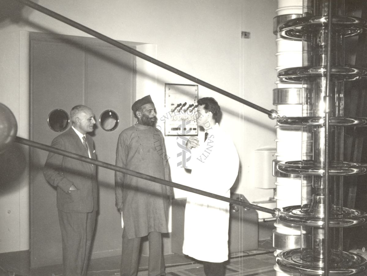L'On.le Hari Vishnu Kamath membro del Parlamento Indiano visita l'Istituto Superiore di Sanità; del personale illustra l'acceleratore di particelle