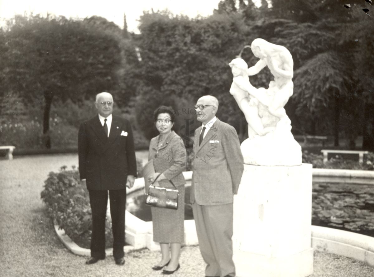 La senatrice giapponese Fuku Yokoyama ed il Prof. Domenico Marotta nel giardino dell'ISS davanti alla fontana del fauno