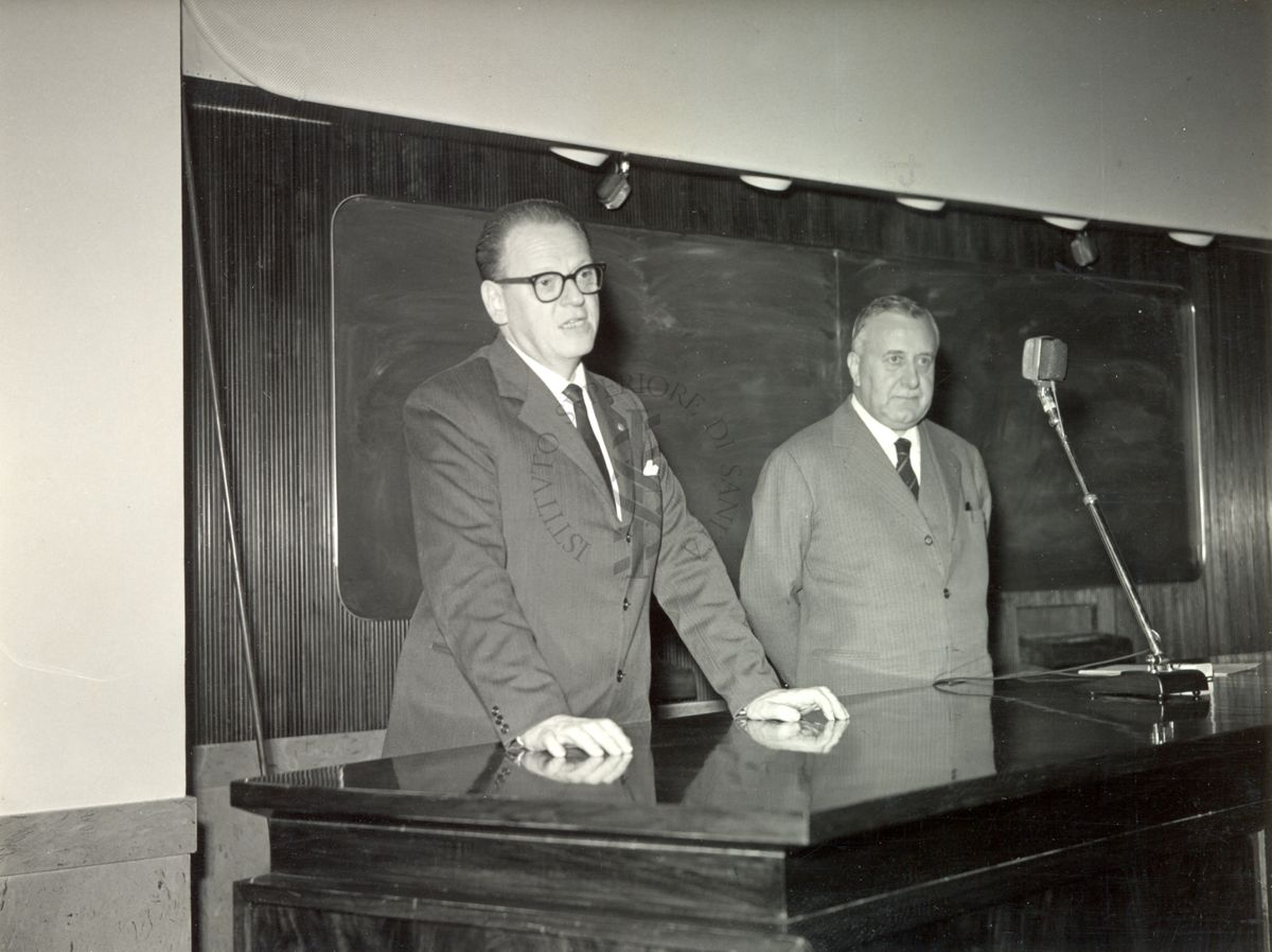 Intervento di altro ospite alla Conferenza del Prof. Attilio Omodei Zorini (sul lato destro), Direttore della Clinica Tisiologica dell'Università e del Centro Studi "C. Forlanini" di Roma