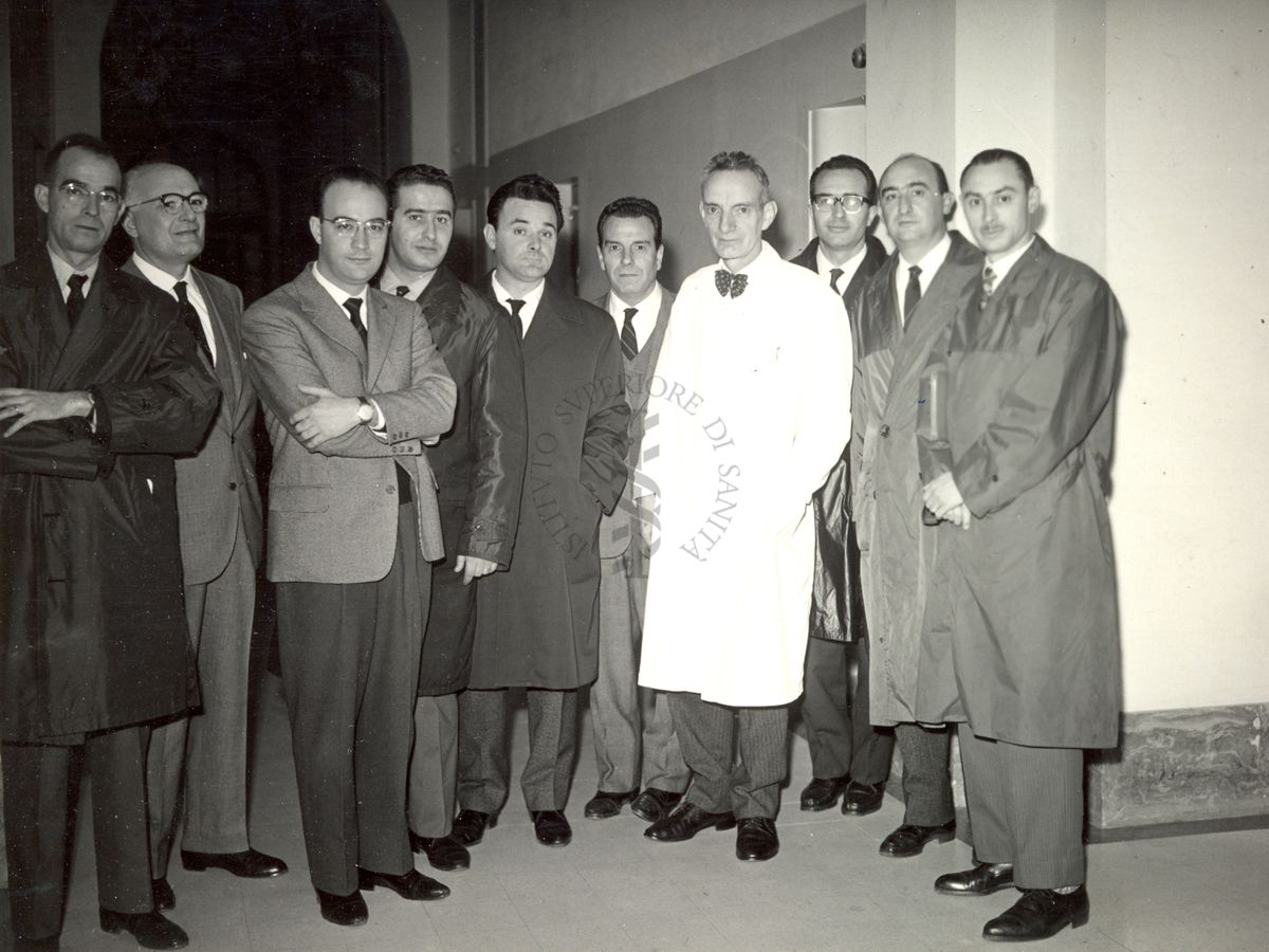 Gruppo di medici funzionari dell'I.N.A.M. con il Professor Daniel Bovet, riconoscibile dal camice bianco