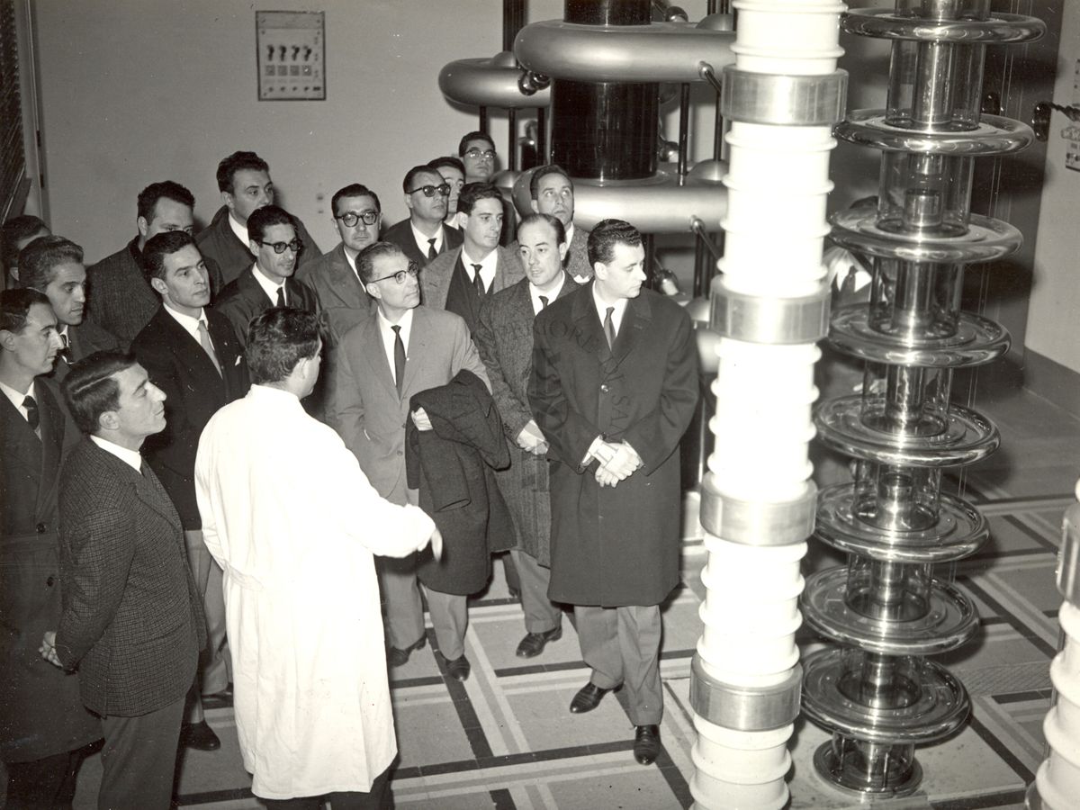 Gruppo di medici funzionari dell'I.N.A.M. visitano l'impianto generatore di neutroni da 1.000.000 di volt del laboratorio di Fisica dell'I.S.S.