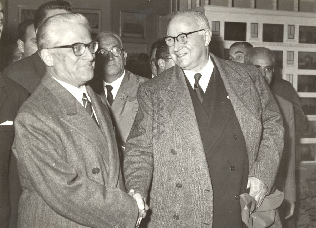 Il Prof. Domenico Marotta (a destra) stringe la mano al Presidente della Repubblica Italiana Giovanni Gronchi