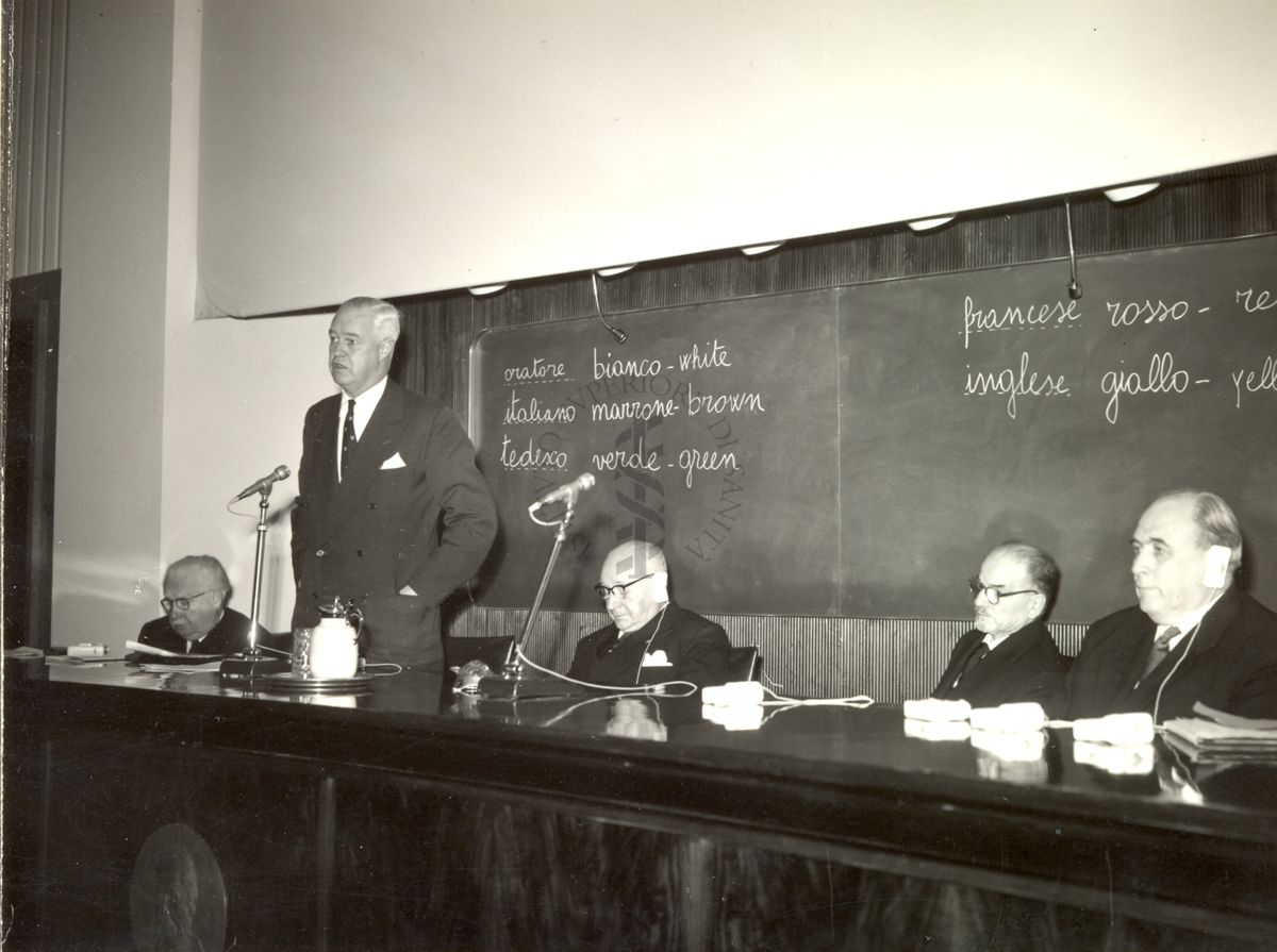 Centenario della Legge Cannizzaro sugli atomi: aula magna dell'ISS, oratore: il Prof. Alexander Robertus Todd; seduto centralmente il Prof. Domenico Marotta