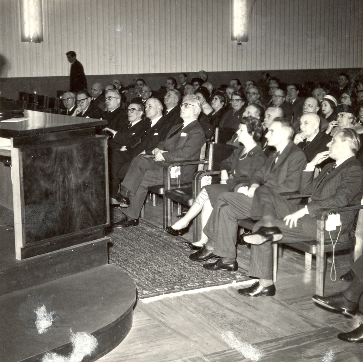 Conferenza il aula magna dell'Istituto Superiore di Sanità del Prof. Felix Trombe, direttore del laboratorio di Energia Solare di Mont-Louis in Francia