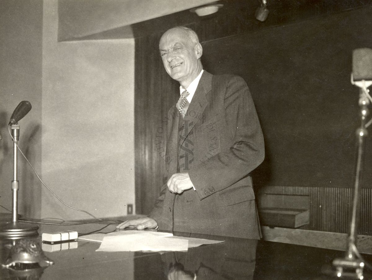 Conferenza del premio Nobel per la Chimica (1956) Sir Cyril Norman Hinshelwood nell'aula magna dell'Istituto Superiore di Sanità