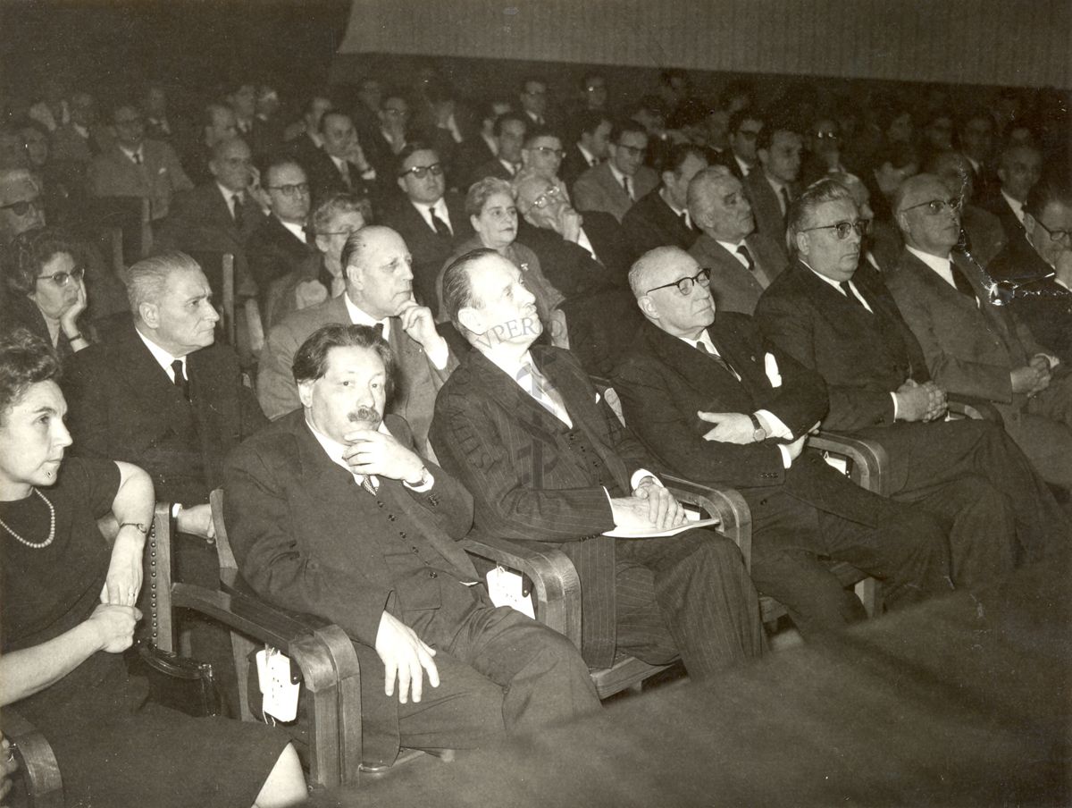 Pubblico presente alla Conferenza del premio Nobel per la Chimica (1956) Sir Cyril Norman Hinshelwood nell'aula magna dell'Istituto Superiore di Sanità; sono riconoscibili in prima fila, a partire da sinistra: Dr.ssa Anna Beloff Chain, Prof. Ernst Boris Chain, anonimo, Prof. Domenico Marotta, Prof. Giordano Giacomello