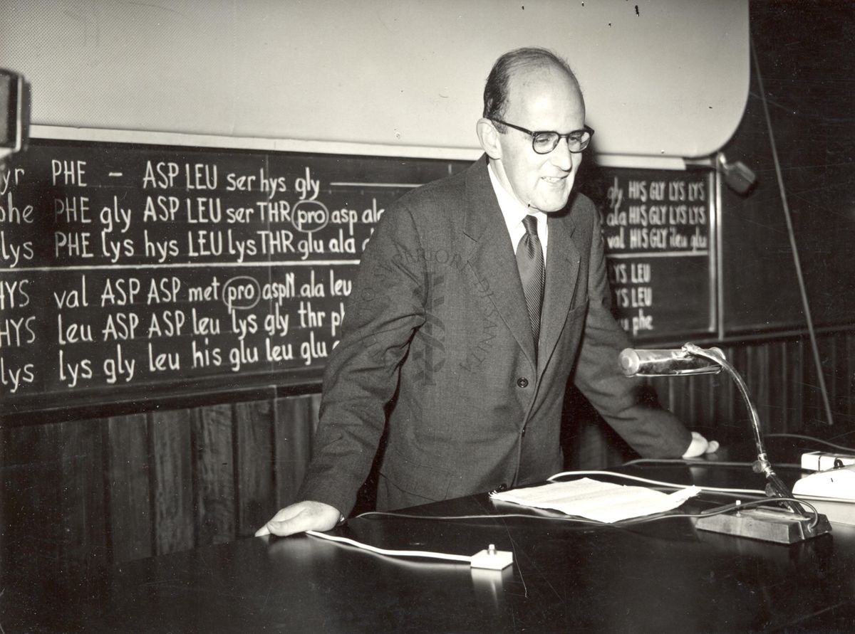 Conferenza del Prof. Max Ferdinand Perutz in Aula Bovet dell'Istituto Superiore di Sanità