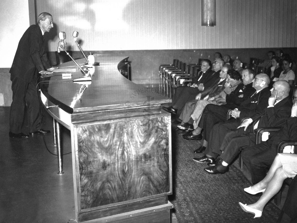 Conferenza di Sir Harold Percival Himsworth nell'aula magna dell'Istituto Superiore di Sanità, tra i presenti sono riconoscibili in prima fila: il Prof. Giordano Giacomello, il Prof. Erns Boris Chain ed il Prof. Domenico Marotta