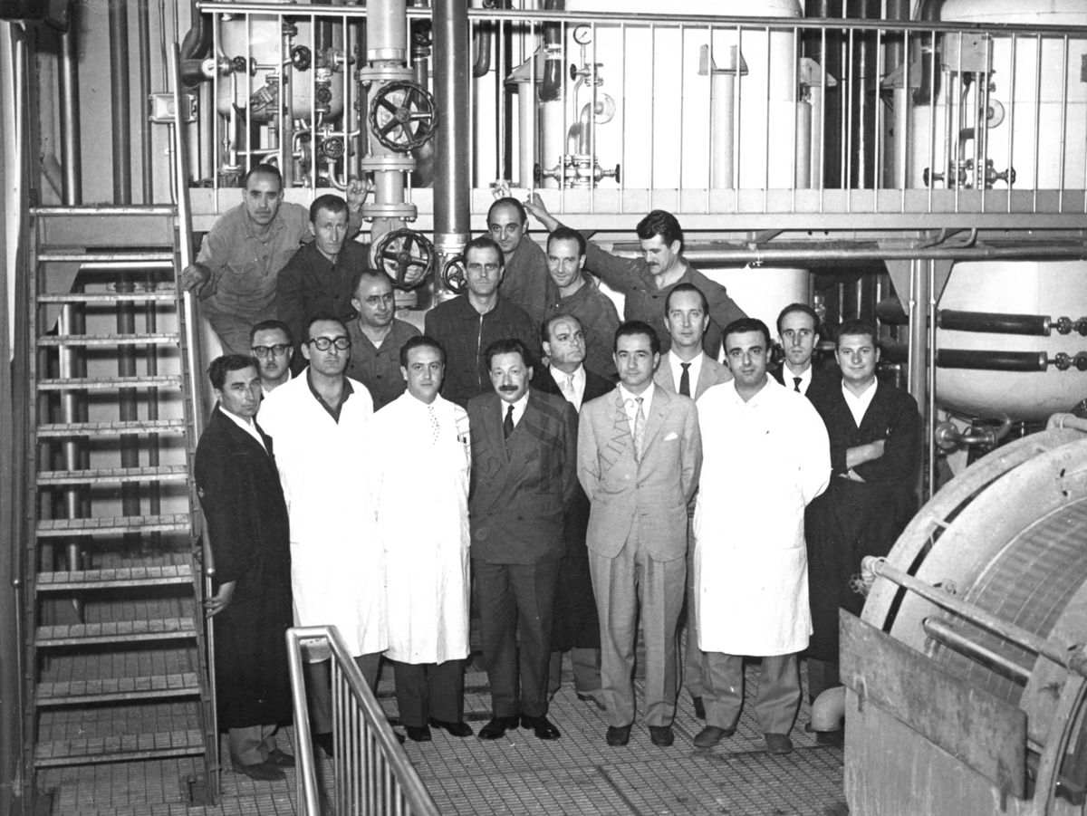 Foto di gruppo del Personale Sanitario e tecnico del Laboratorio di Chimica Biologica all'interno della fabbrica della Penicilina dell'Istituto Superiore di Sanità con il Prof. Boris Chain