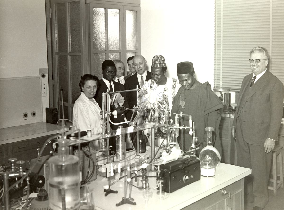 Il Ministro della Sanità della Nigeria, Dr. Moses Adekoyejo Majekodunmi (secondo da destra) visita il laboratorio di microanalisi dell'Istituto; sulla sinistra è riconoscibile la Dott.ssa Margherita Marzadro; primo sulla destra il Prof. Giordano Giacomello
