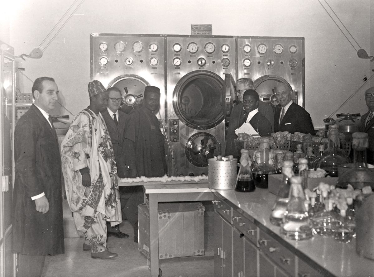 Il Ministro della Sanità della Nigeria, Dr. Moses Adekoyejo Majekodunmi (quarto da sinistra) visita le autoclavi utilizzate per la sterilizzazione della vetreria da laboratorio; difronte a lui è riconoscibile il Prof. Giordano Giacomello
