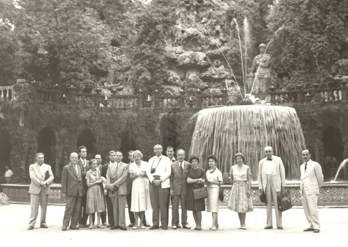 Foto di gruppo presso Villa d'Este di Tivoli in occasione delle Conferenze sulla spettroscopia molecolare ospitate dall'Istituto Superiore di Sanità tra il 15 e il 17 settembre 1959