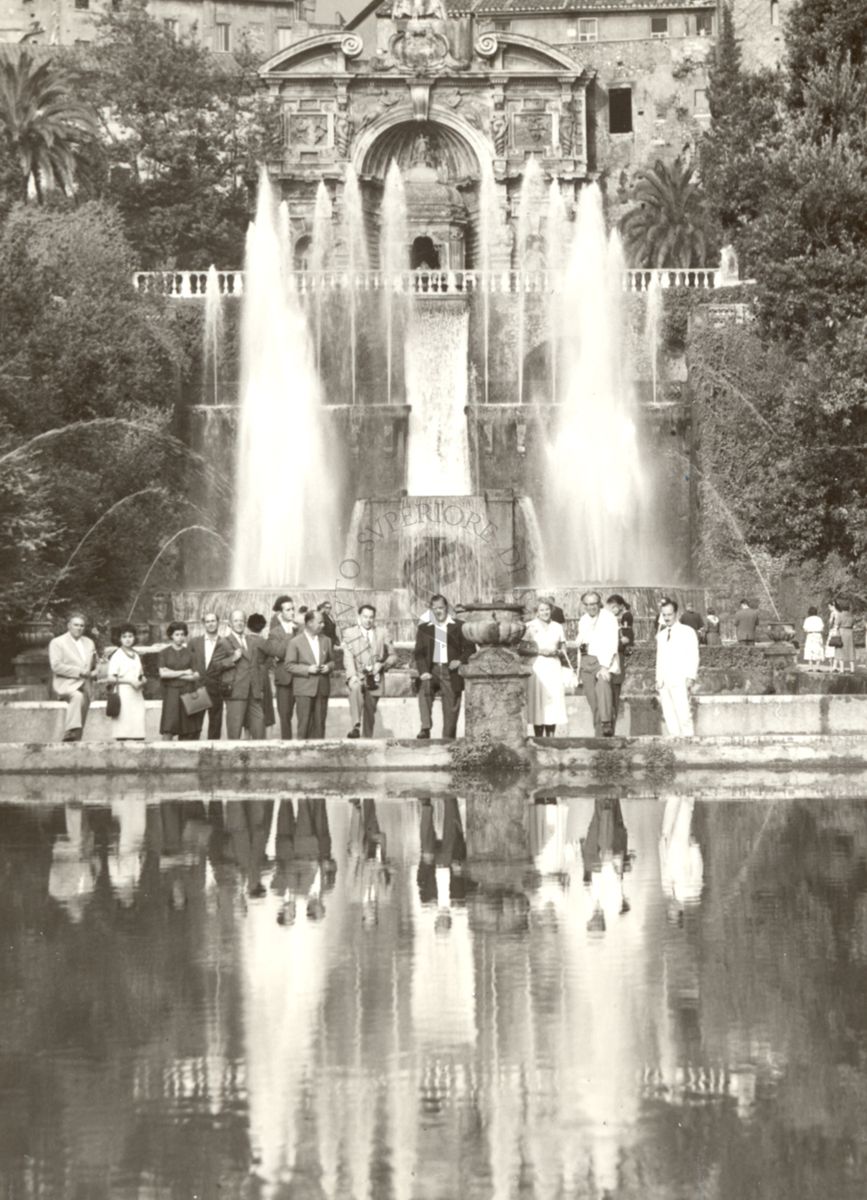 Foto di gruppo presso Villa d'Este di Tivoli in occasione delle Conferenze sulla spettroscopia molecolare ospitate dall'Istituto Superiore di Sanità tra il 15 e il 17 settembre 1959