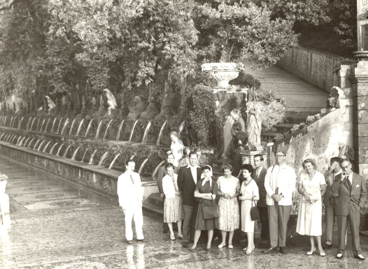 Foto di gruppo presso Villa d'Este di Tivoli in occasione delle Conferenze sulla spettroscopia molecolare ospitate dall'Istituto Superiore di Sanità tra il 15 e il 17 settembre 1959