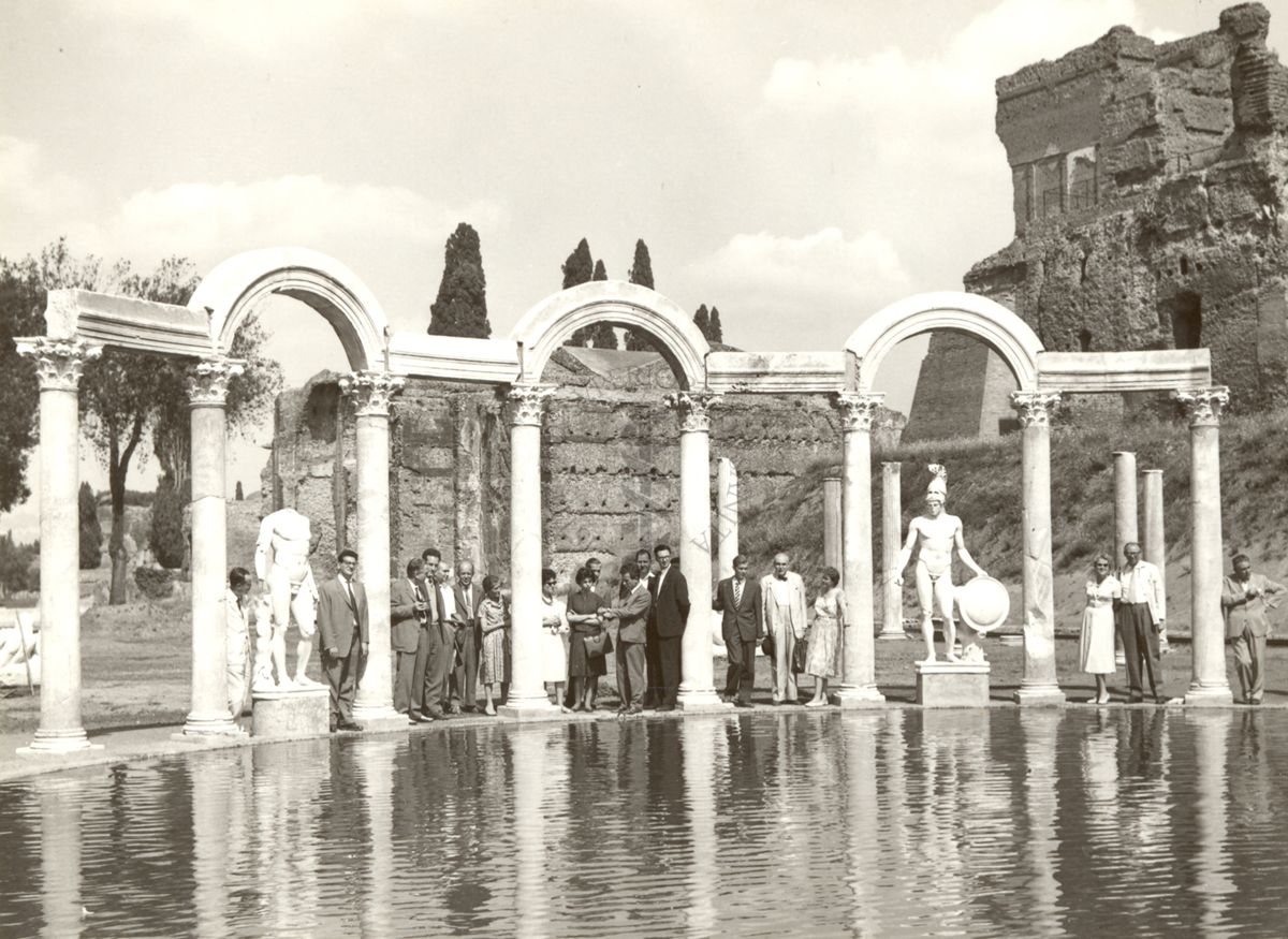 Foto di gruppo presso Villa Adriana di Tivoli in occasione delle Conferenze sulla spettroscopia molecolare ospitate dall'Istituto Superiore di Sanità tra il 15 e il 17 settembre 1959