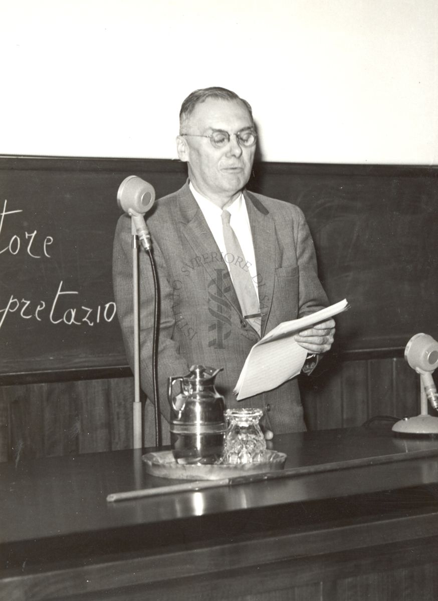 Il Prof. Hugh Dryden dietro alla cattedra dei relatori, in occasione della conferenza tenuta all'Istituto Superiore della Sanità