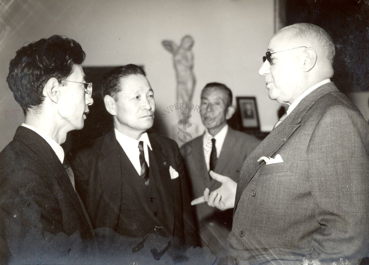 Il Prof. Domenico Marotta (a destra) conversa con due degli studiosi giapponesi in visita all'Istituto Superiore di Sanità