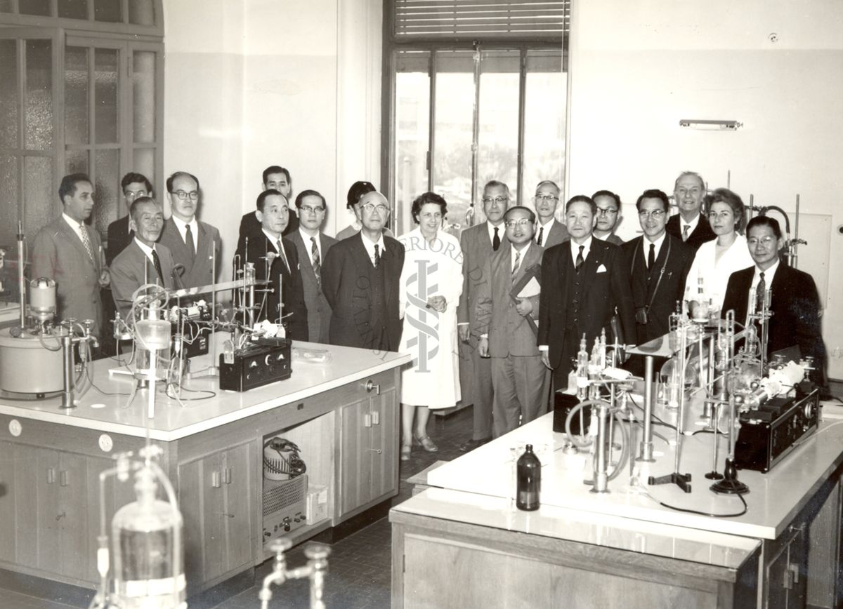 Foto di gruppo degli studiosi giapponesi in visita all'Istituto all'interno di uno dei laboratori insieme al Prof. Massimo Pantaleoni e a personale delI'Istituto