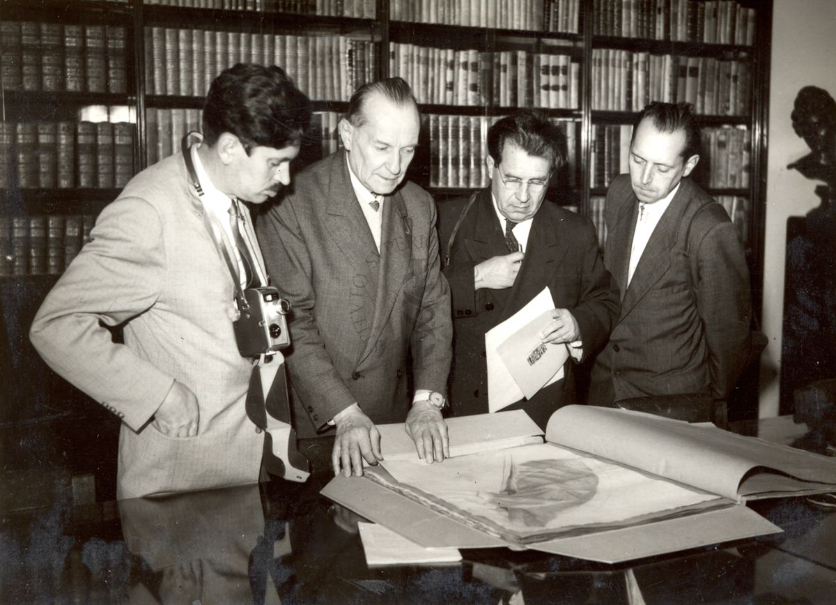 Tre degli studiosi russi in visita all'Istituto Superiore di Sanità visionano le tavole del Canova insieme al Prof. Massimo Pantaleoni (secondo da sinistra).