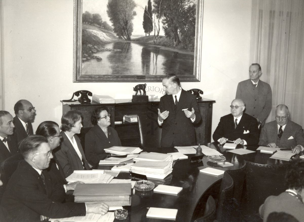 Foto di parte del gruppo di funzionari dell'Unione Europea Occidentale presenti in riunione in Istituto Superiore di Sanità, intervento del Ministro Camillo Giardina (al centro in piedi); di seguito, seduto a destra il Prof. Domenico Marotta ed (in piedi, sulla destra) il Prof. Massimo Pantaleoni