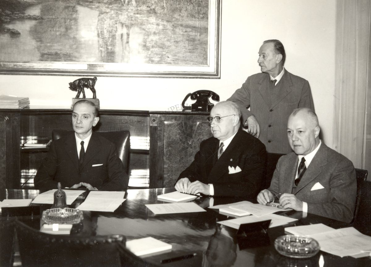 Foto di parte del gruppo di funzionari dell'Unione Europea Occidentale presenti in riunione in Istituto Superiore di Sanità, seduti intorno al tavolo. Presenti al tavolo, a destra, Prof. Domenico Marotta ed in piedi, il Prof. Massimo Pantaleoni